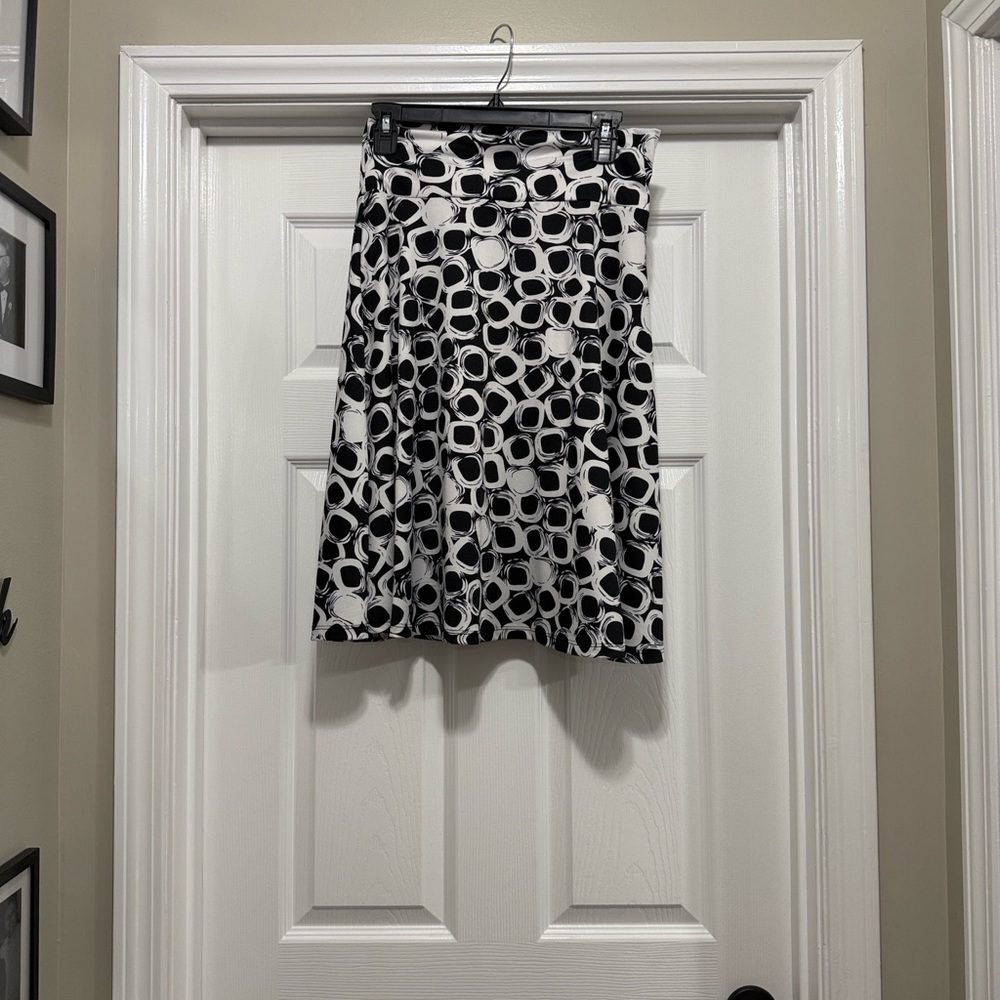 Chic Black and White Patterned Skirt. Size: Medium